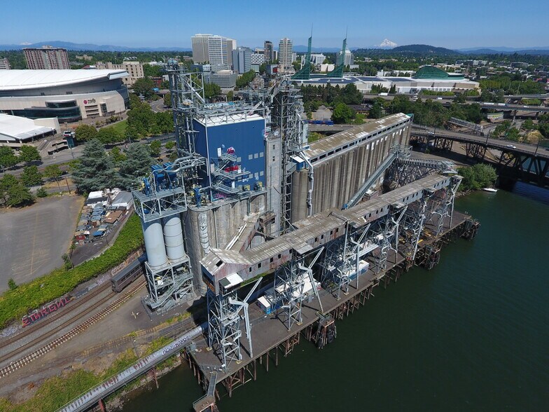 More Photos Of 900 N Thunderbird Way, Portland Distribution For Sale