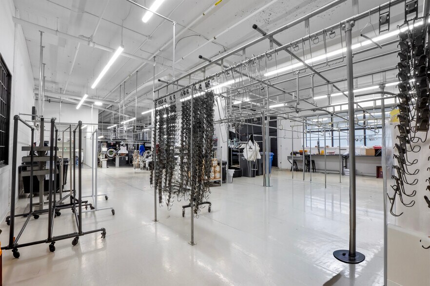 More Photos Of 2425-2455 Rue Desautels, Montréal Flex For Lease