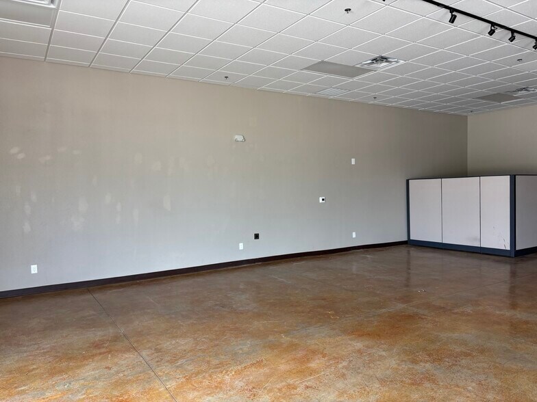 More Photos Of 808 Fort Worth Hwy, Weatherford Storefront Retail Office For Lease
