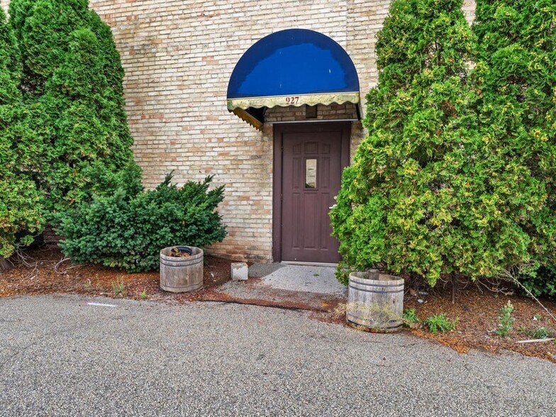 More Photos Of 921-931 8th St, Manitowoc Office For Sale