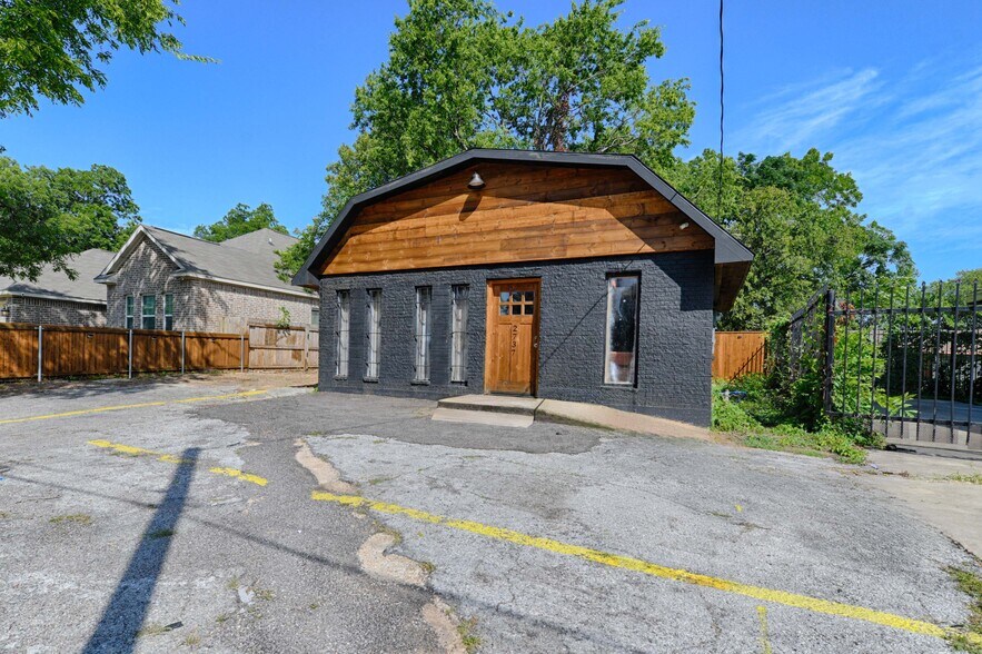 More Photos Of 2737 Carpenter Ave, Dallas General Retail For Lease