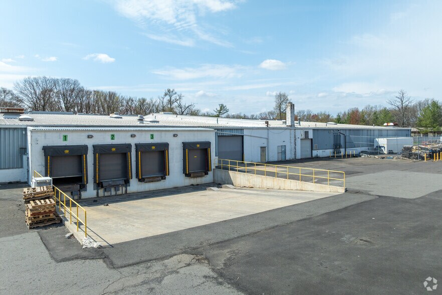 More Photos Of 6 Princess Rd, Lawrenceville Warehouse For Lease