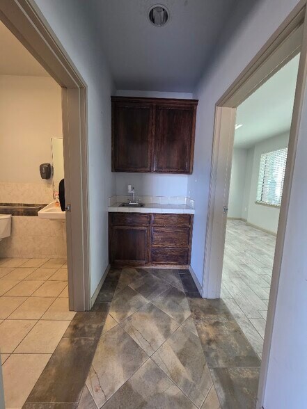 More Photos Of 500 Delano Dr, Oakdale Showroom For Lease