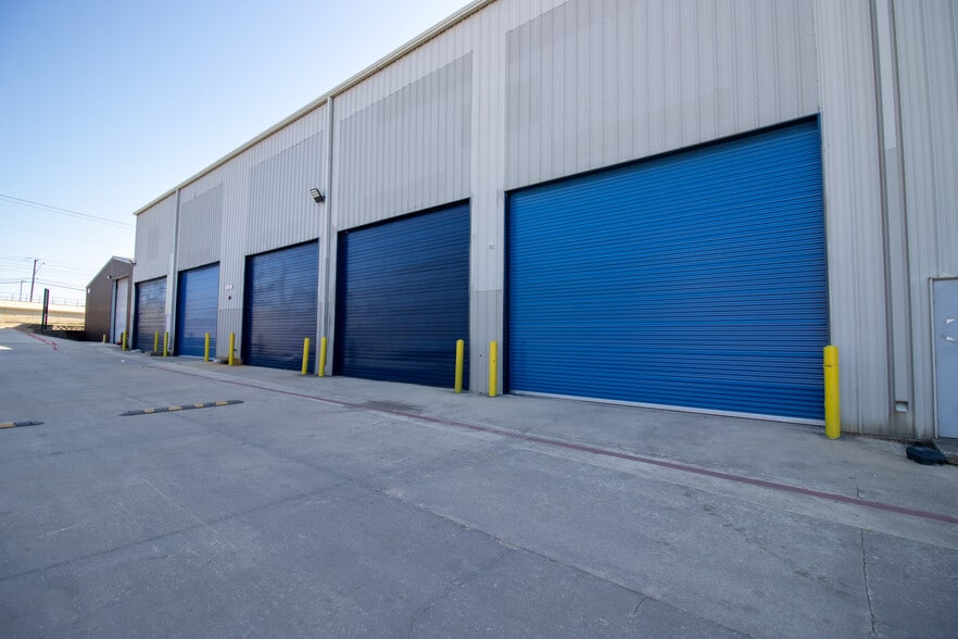 More Photos Of 9233 Denton Dr, Dallas Warehouse For Lease