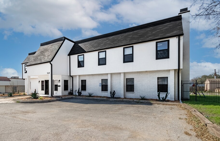 More Photos Of 5415 Lost Ln, San Antonio Medical For Sale