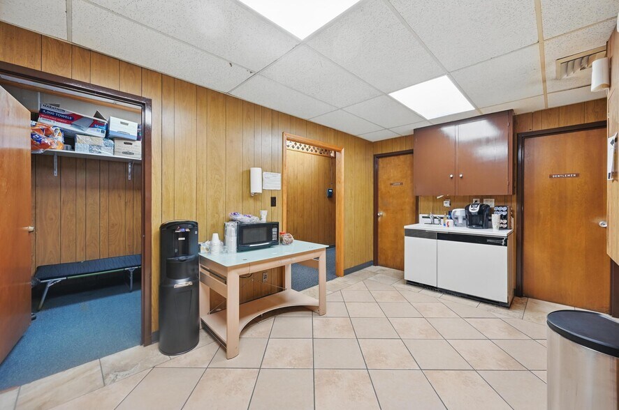More Photos Of 4016 N Main St, Fort Worth Office For Sale