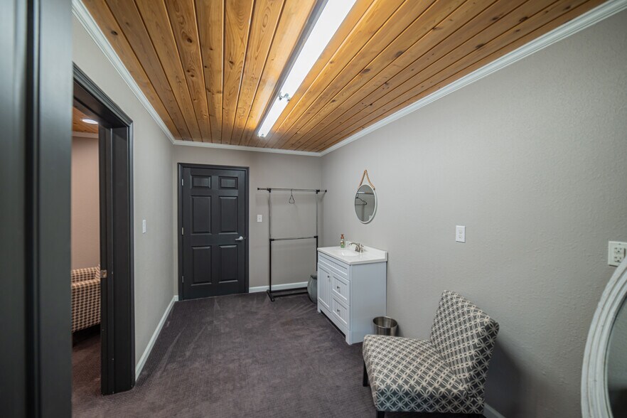 More Photos Of 71 Commerce St, Hickory Supermarket For Sale