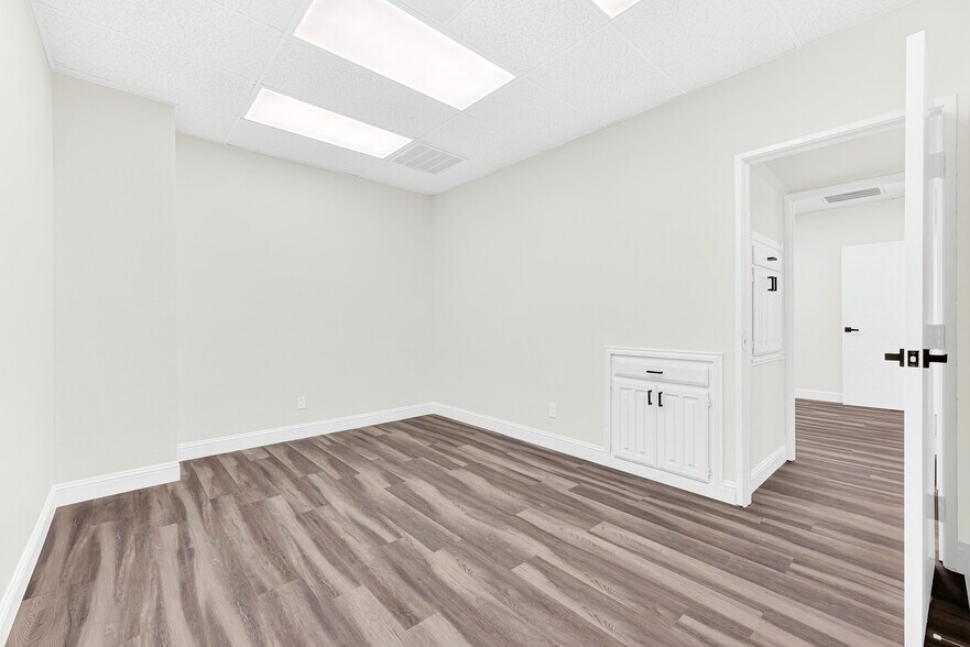 More Photos Of 326 S Edmonds Ln, Lewisville Medical For Lease