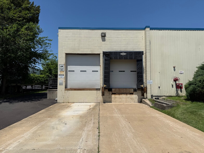 More Photos Of 200 Commerce Dr, Montgomeryville Warehouse For Lease