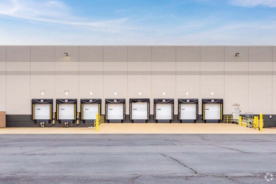 More Photos Of 300 Airport Rd, Elgin Warehouse For Lease