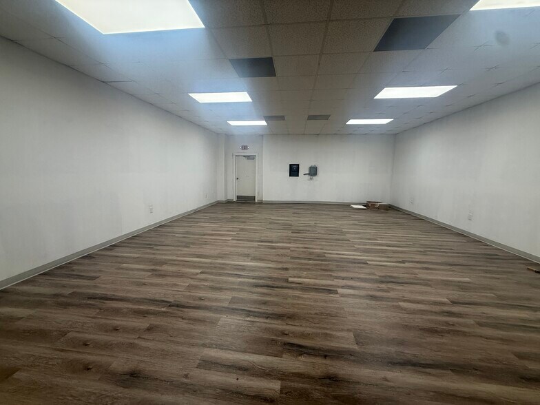 More Photos Of 114 W Market St, Greenwood Loft Creative Space For Lease