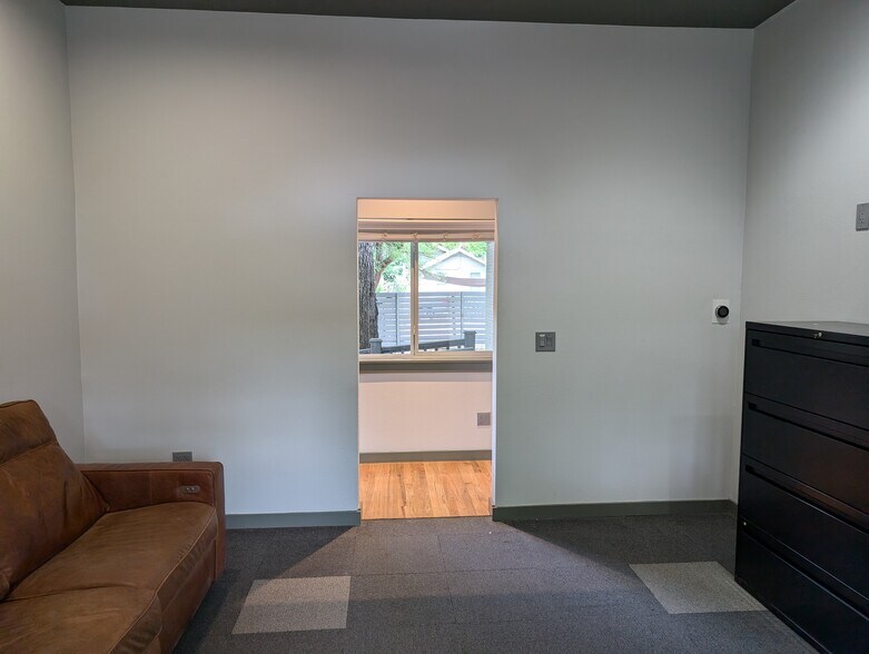 More Photos Of 3906 Menchaca Rd, Austin Medical For Lease