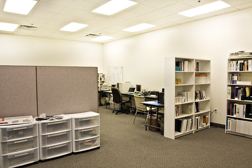 More Photos Of 7440 E Karen Dr, Scottsdale Service For Lease