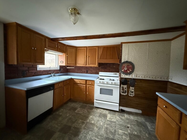 More Photos Of 137 Southbridge Rd, Charlton Warehouse For Sale
