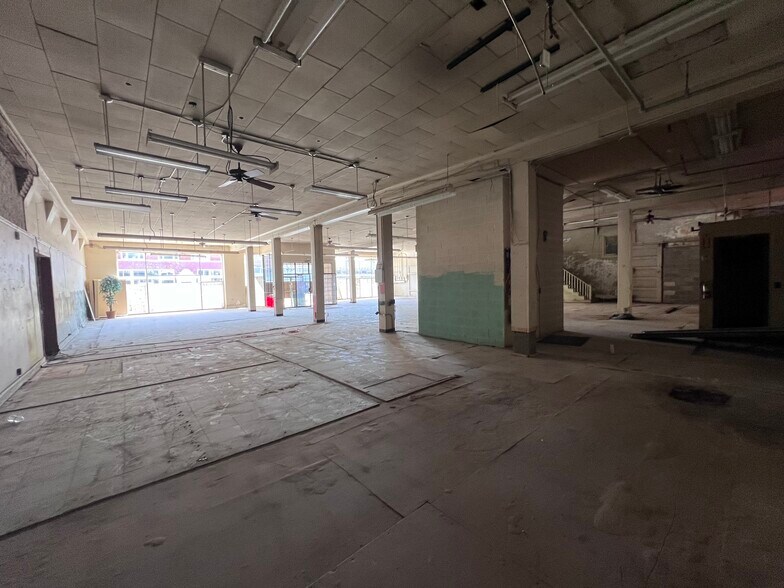 More Photos Of 335-341 S Main St, Memphis Storefront Retail Office For Sale