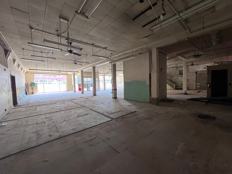 More Photos Of 335-341 S Main St, Memphis Storefront Retail Office For Sale