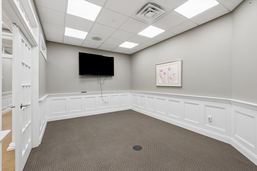 More Photos Of 300 Pantigo Pl, East Hampton Office Residential For Lease