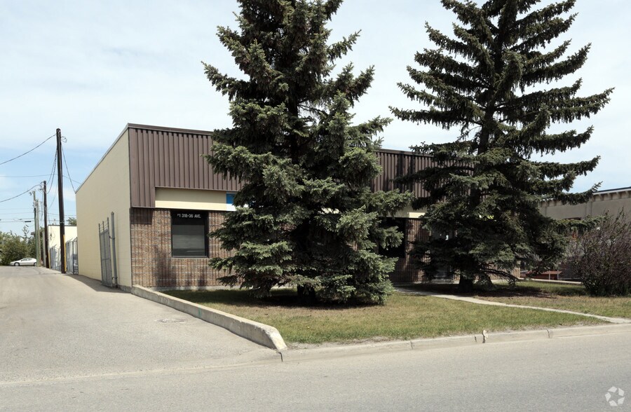 More Photos Of 318 36th Ave NE, Calgary Flex For Lease