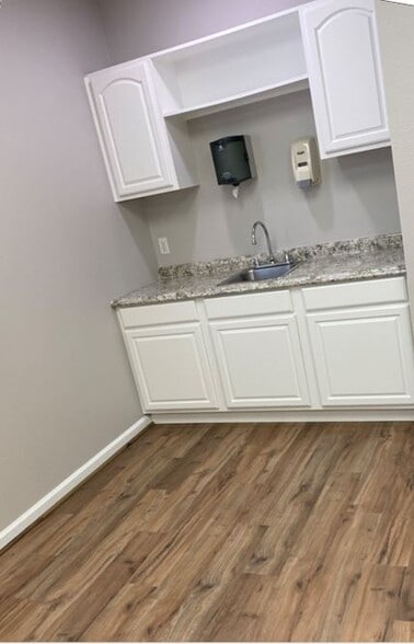 More Photos Of 404 Newport Blvd, League City Flex For Sale