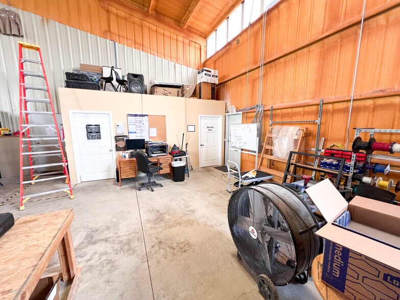 More Photos Of 140 Eaglehart Rd, Odessa Warehouse For Sale