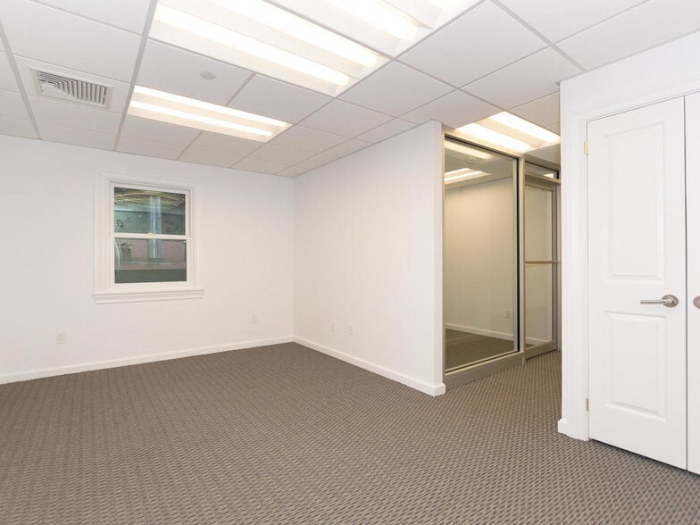 More Photos Of 3-7 Pondfield Rd, Bronxville Storefront Retail Office For Lease