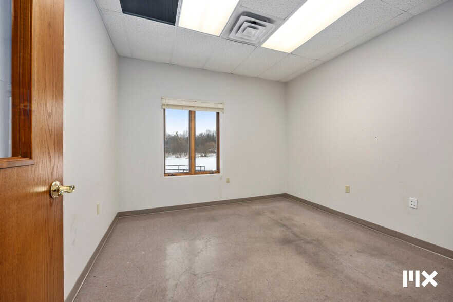 More Photos Of 21685 Northland Dr, Paris Distribution For Sale