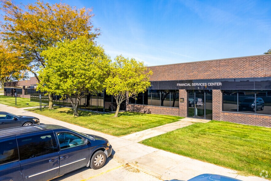 More Photos Of 4500-4570 114th St, Urbandale Flex For Lease