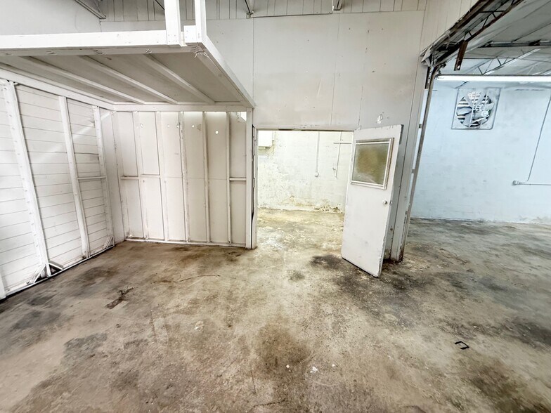 More Photos Of 14020 NW 19th Ave, Miami Warehouse For Sale