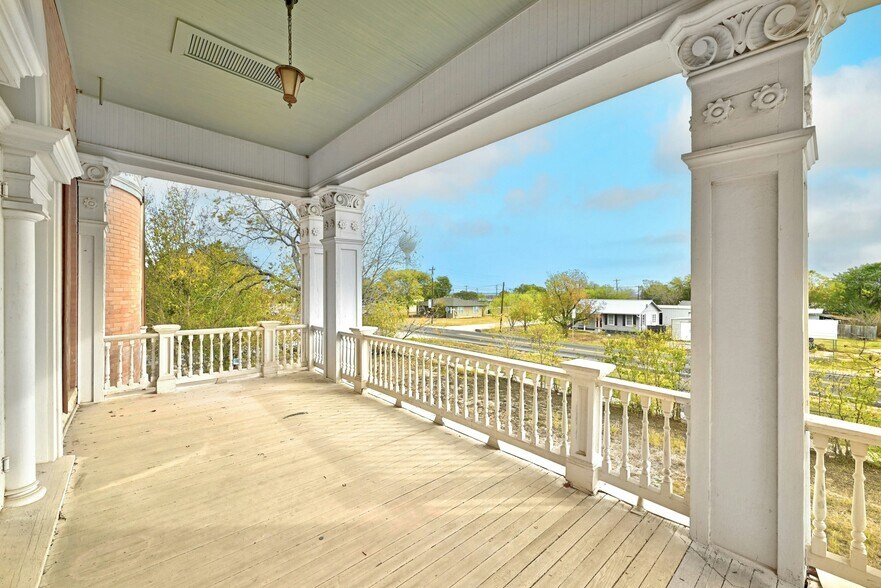 More Photos Of 709 N Lexington St, Manor Specialty For Sale