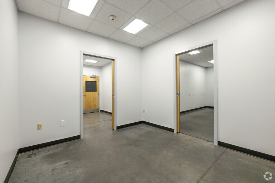 More Photos Of 12400 Presidents Ct, Jacksonville Warehouse For Lease