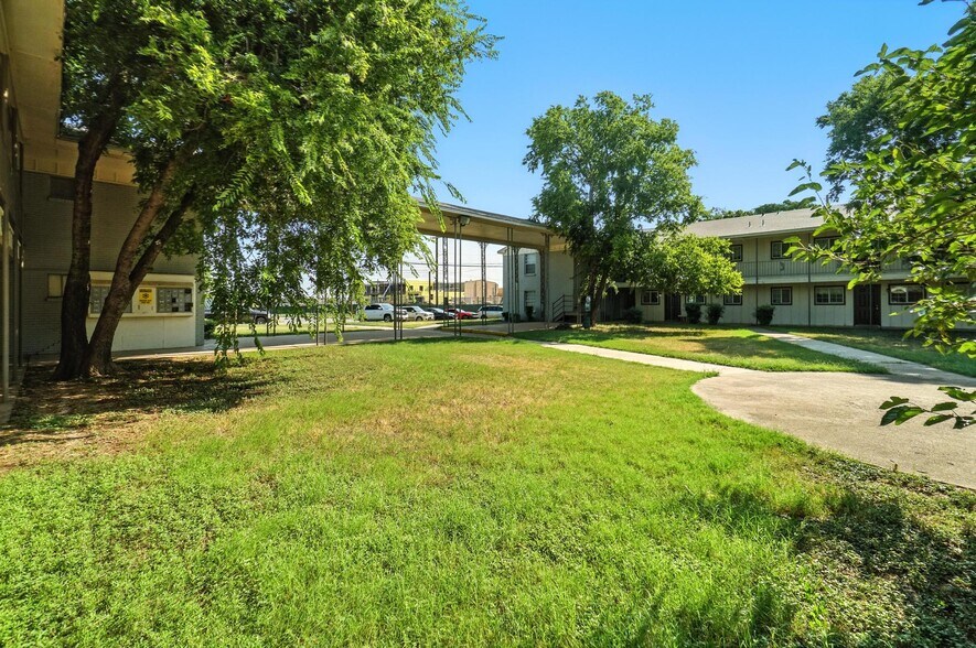 More Photos Of 1705 S 3rd St, Abilene Apartments For Sale