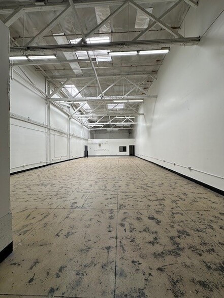 More Photos Of 2001-2031 S Santa Fe Ave, Los Angeles Warehouse For Lease