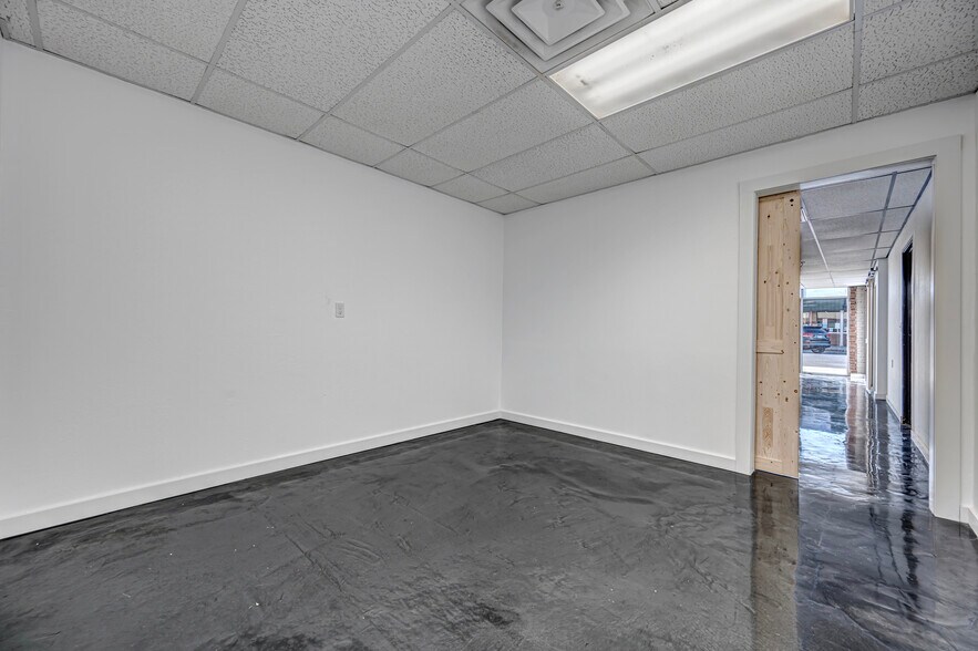 More Photos Of 209-211 S 5th St, Chickasha Storefront For Lease