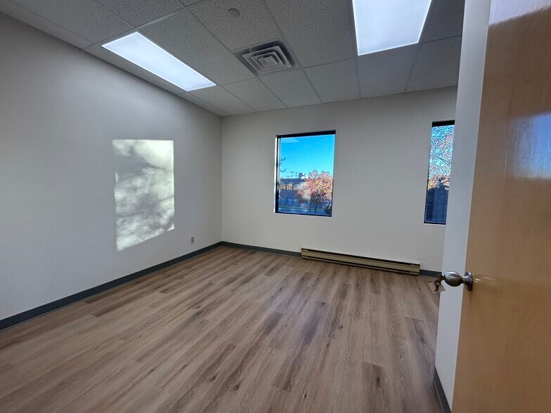 More Photos Of 4 Pl Du Commerce, Brossard Office For Lease