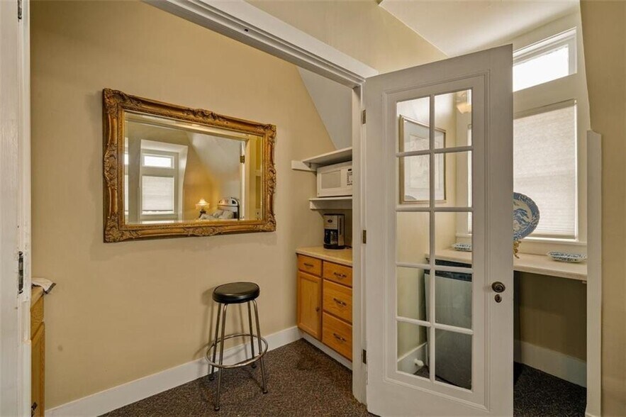 More Photos Of 809 Hall St, Saint Joseph Hospitality For Sale