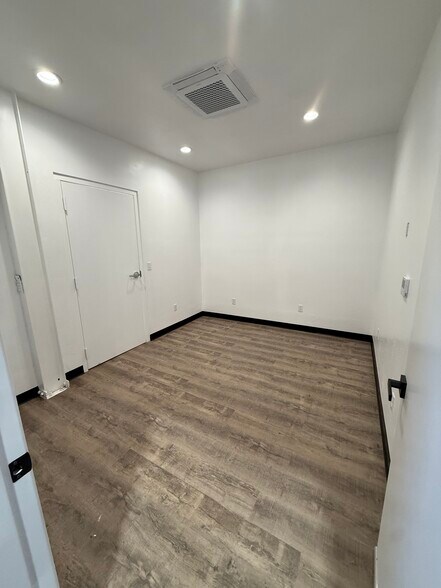 More Photos Of 1122 33rd St, Bakersfield Warehouse For Lease