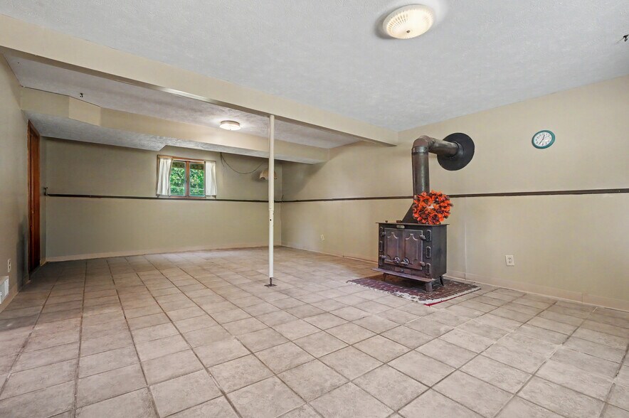 More Photos Of 4250 Herr Fieldhouse Rd, Southington Veterinarian Kennel For Sale