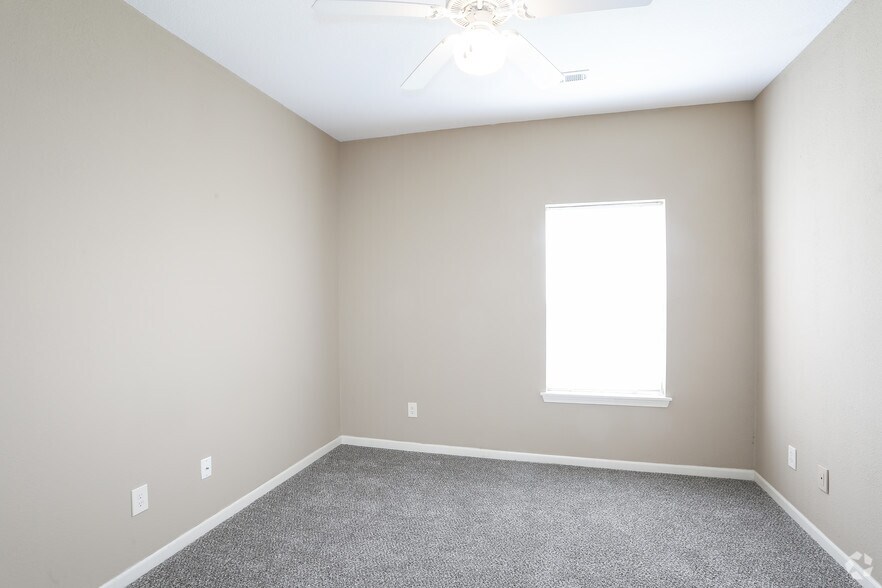 More Photos Of 630 NW Yennie St, Grain Valley Apartments For Lease