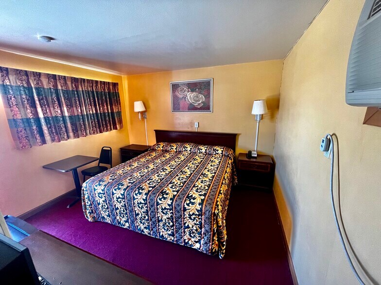 More Photos Of 215 N Broadway St, Post Hotel For Sale