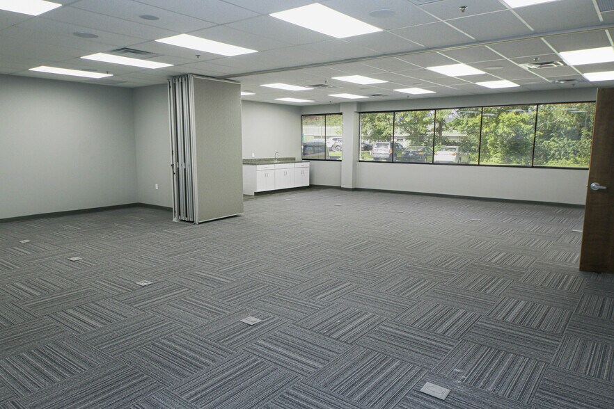More Photos Of 825 Northgate Blvd, New Albany Office For Lease