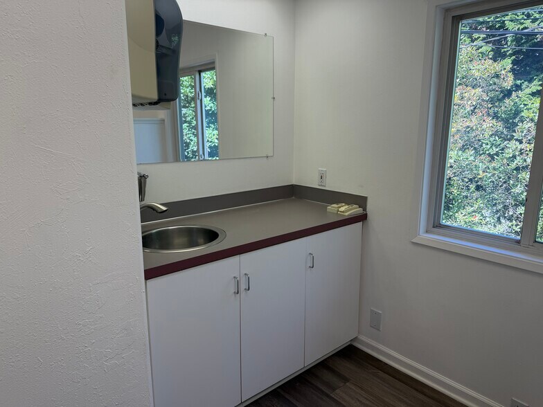 More Photos Of 1000 Willagillespie Rd, Eugene Office For Lease