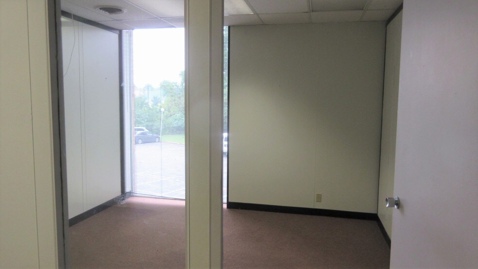 More Photos Of 1657 Commerce Dr, South Bend Coworking Space