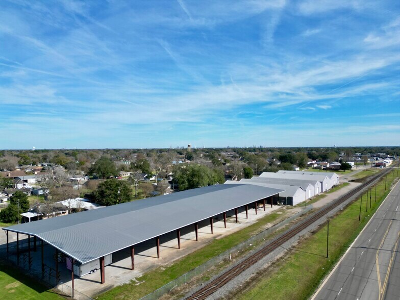 More Photos Of 1050 Detroit Ave, Nederland Distribution For Lease