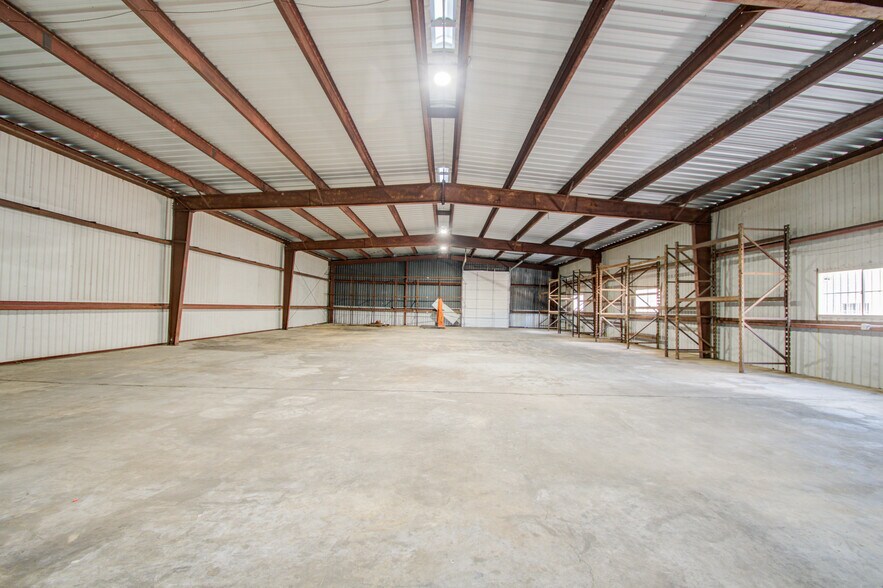More Photos Of 7002 Bissell Rd, Manvel Manufacturing For Sale