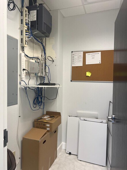 More Photos Of 13538 Village Park Dr, Orlando Office Residential For Lease