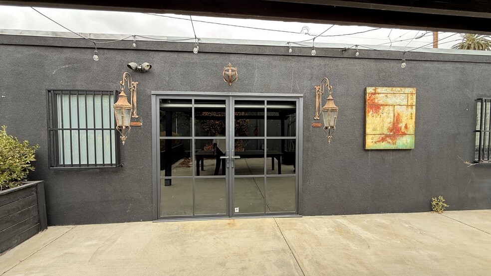 More Photos Of 3717 W Jefferson Blvd, Los Angeles Showroom For Lease