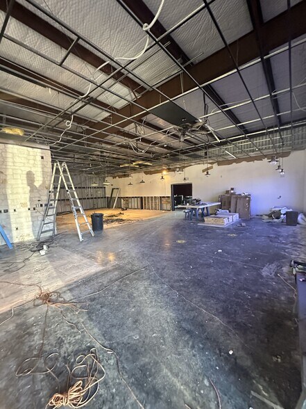 More Photos Of 470 This Way St, Lake Jackson General Retail For Sale