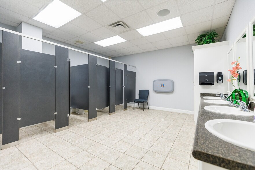 More Photos Of 37 E Main St, Lakeland Flex For Sale