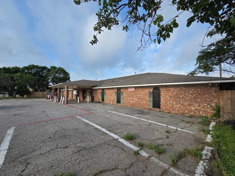 More Photos Of 1339 N Masters Dr, Dallas General Retail For Sale