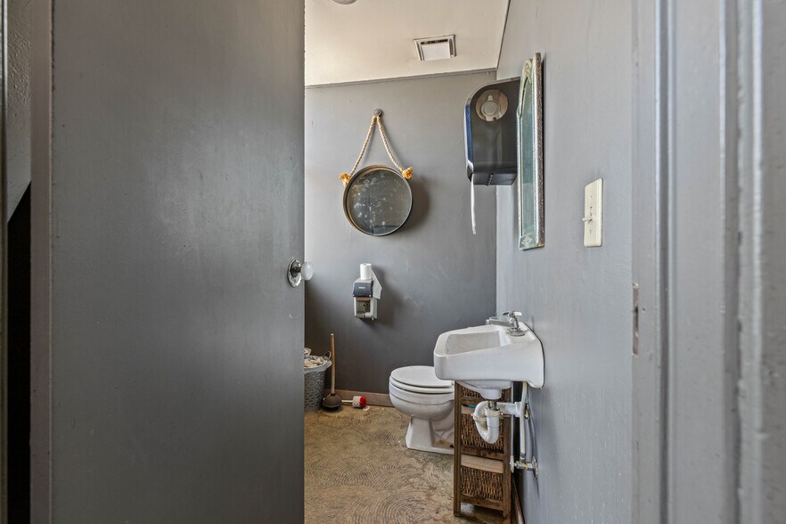 More Photos Of 30048 Yosemite Blvd, La Grange Bar For Sale